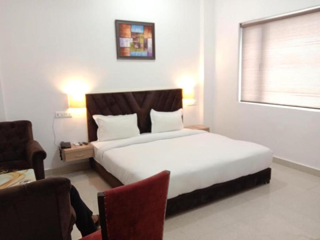 Hotel Lakeview By Bookingcare Chhatarpur Buitenkant foto